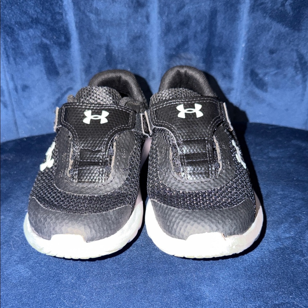 Under Armour Kids Black and White Sneakers Size 10K - Picture 2 of 6